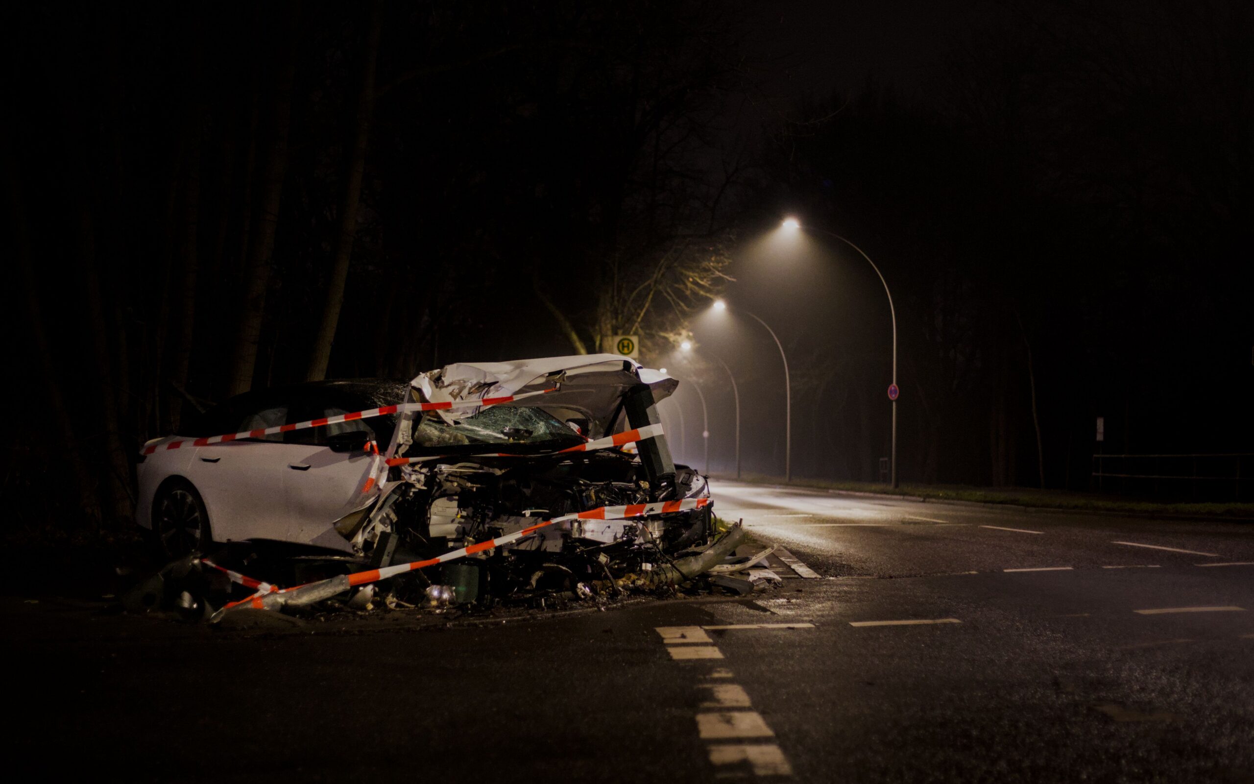 BMW kabrioleto vairuotojui vasara prasidėjo nuo avarijos: susidūrė su „klevo lapu“