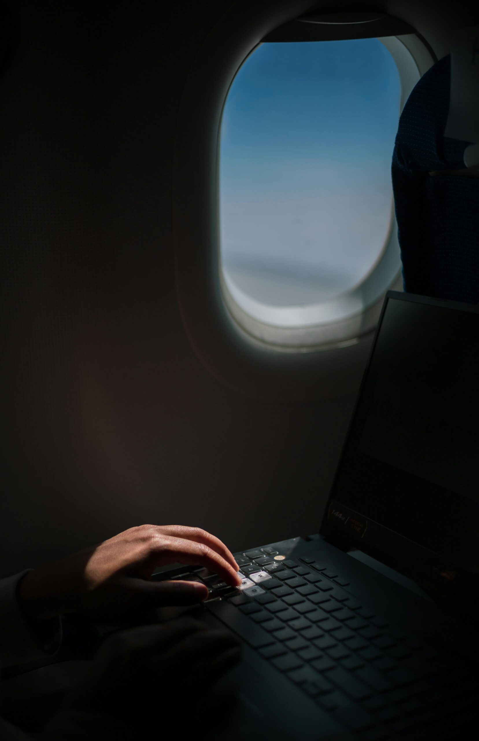 Skrydžio metu lėktuve įsijungus internetą – IT saugumo eksperto įspėjimas: jokiu būdu nedarykite to